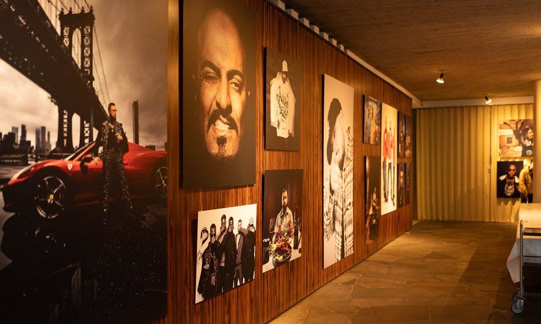 Ausstellung Stories of HipHop (© SMP, Foto: Leonardo Formaro) Stories of HipHop im Schmuckmuseum Pforzheim vom 30.3.–29.6.2025