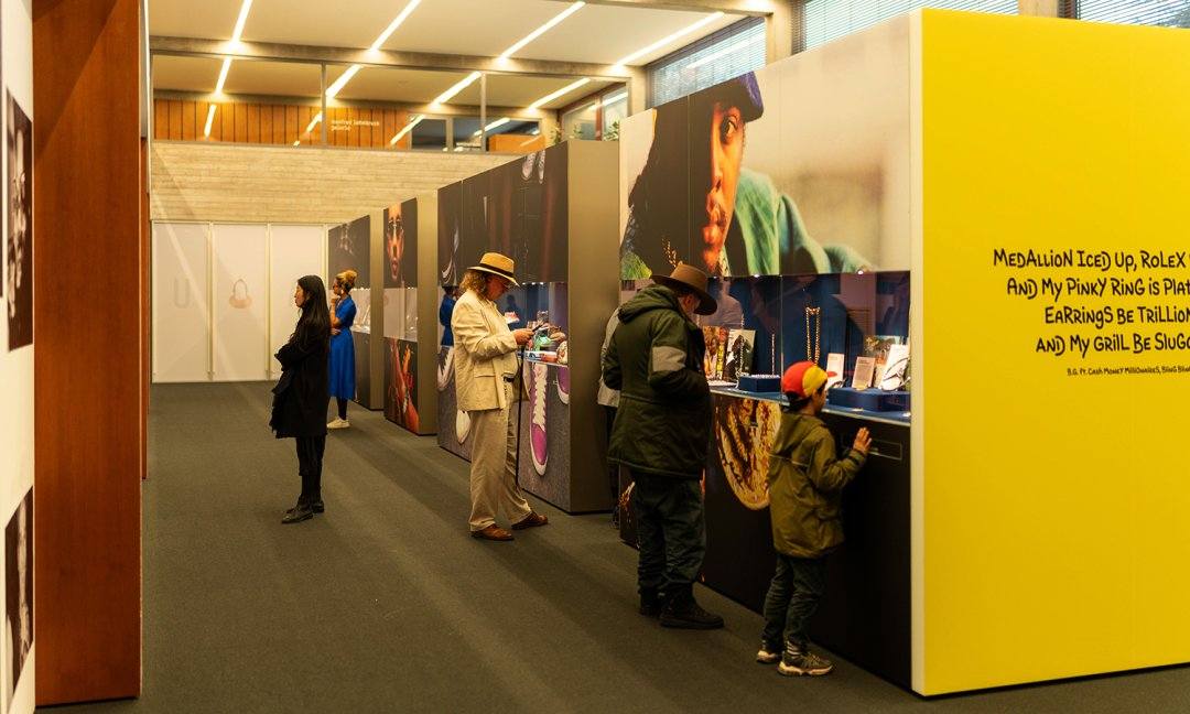 Ausstellung Stories of HipHop (© SMP, Foto: Leonardo Formaro) Stories of HipHop im Schmuckmuseum Pforzheim vom 30.3.–29.6.2025