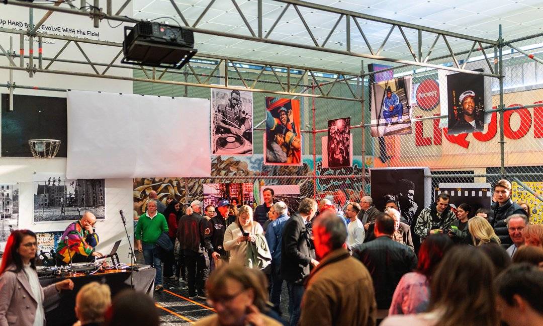 Ausstellungseröffnung Stories of HipHop (© SMP, Foto: Leonardo Formaro) Stories of HipHop im Schmuckmuseum Pforzheim vom 30.3.–29.6.2025