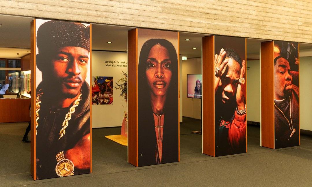 Ausstellung Stories of HipHop (© SMP, Foto: Leonardo Formaro) Stories of HipHop im Schmuckmuseum Pforzheim vom 30.3.–29.6.2025