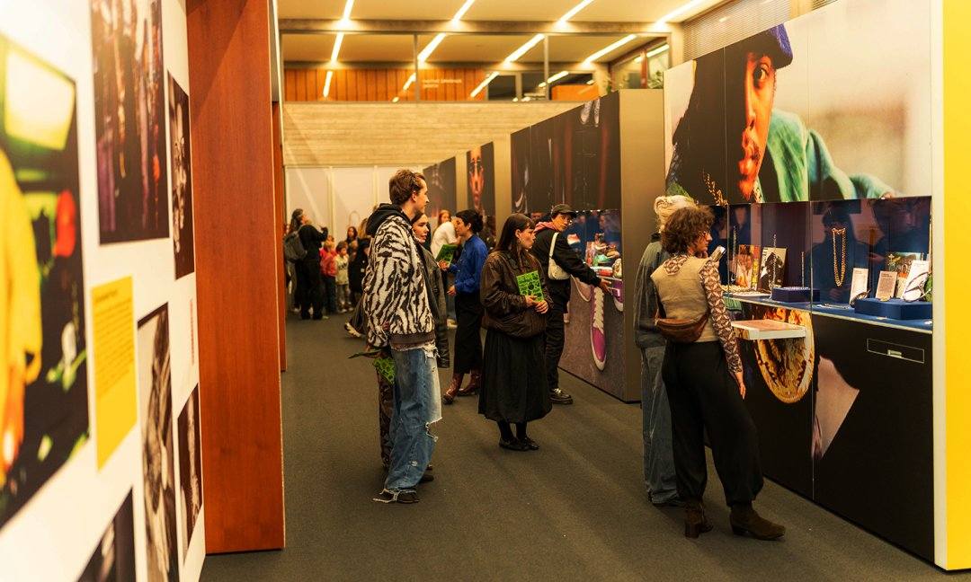 Ausstellungseröffnung Stories of HipHop (© SMP, Foto: Leonardo Formaro) Stories of HipHop im Schmuckmuseum Pforzheim vom 30.3.–29.6.2025