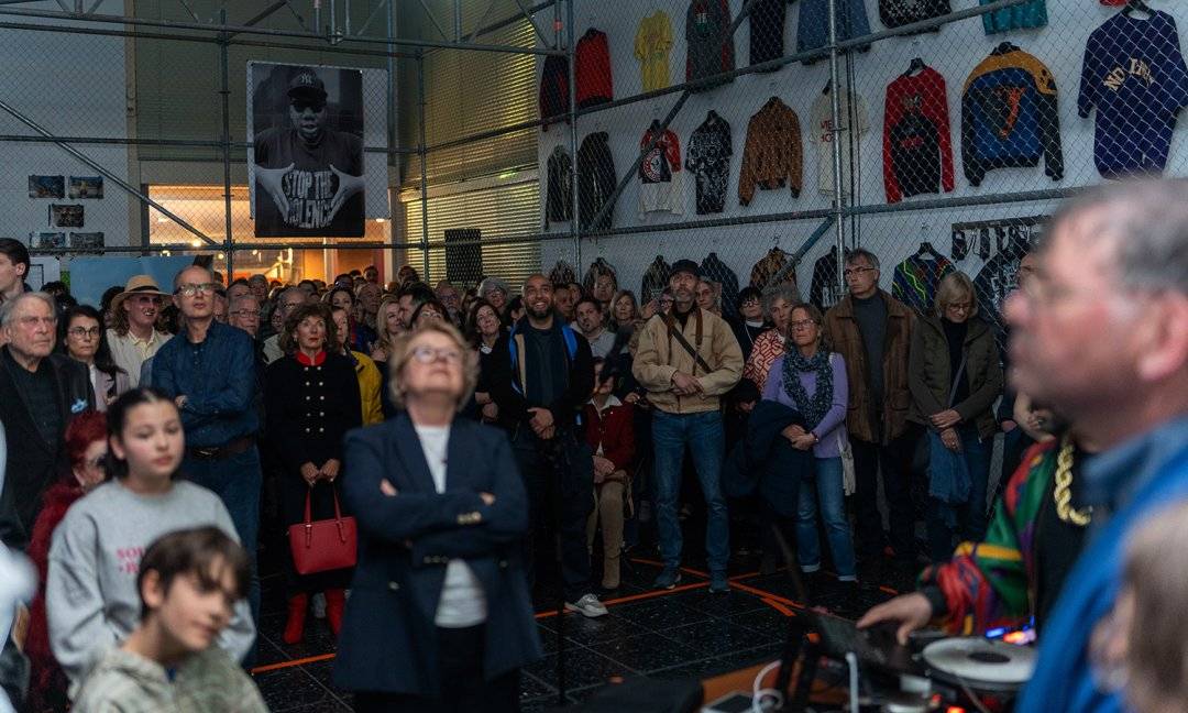 Ausstellungseröffnung Stories of HipHop (© SMP, Foto: Leonardo Formaro) Stories of HipHop im Schmuckmuseum Pforzheim vom 30.3.–29.6.2025
