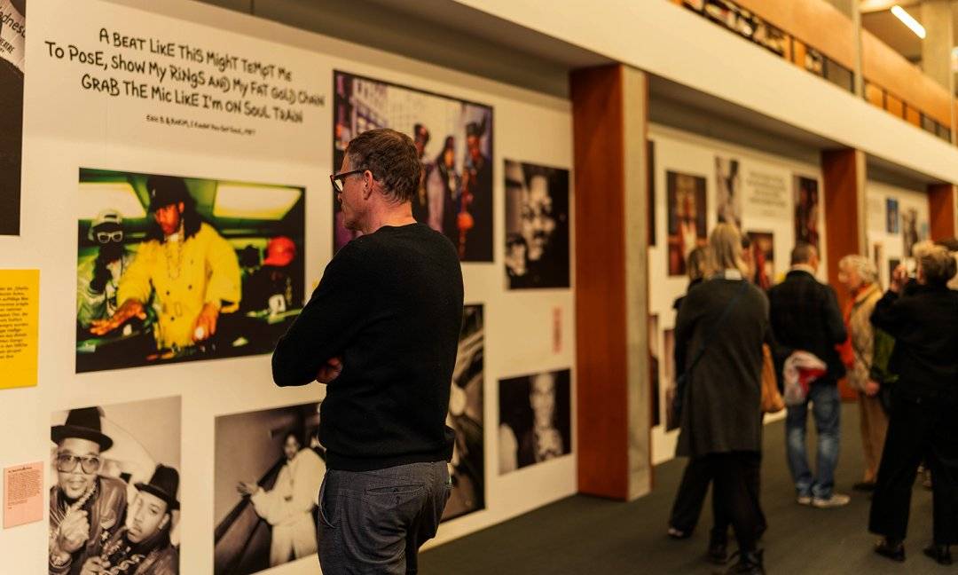 Ausstellung Stories of HipHop (© SMP, Foto: Leonardo Formaro) Stories of HipHop im Schmuckmuseum Pforzheim vom 30.3.–29.6.2025