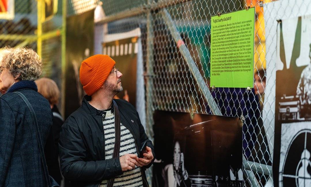 Ausstellung Stories of HipHop (© SMP, Foto: Leonardo Formaro) Stories of HipHop im Schmuckmuseum Pforzheim vom 30.3.–29.6.2025