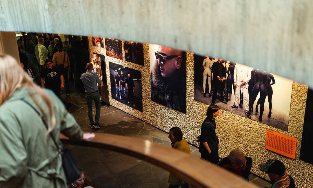 Ausstellungseröffnung Stories of HipHop (© SMP, Foto: Leonardo Formaro) Stories of HipHop im Schmuckmuseum Pforzheim vom 30.3.–29.6.2025