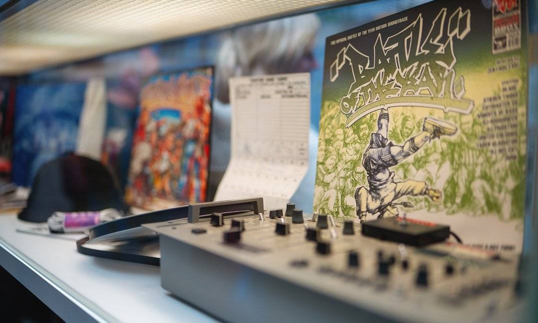 Ausstellung Stories of HipHop (© SMP, Foto: Leonardo Formaro) Stories of HipHop im Schmuckmuseum Pforzheim vom 30.3.–29.6.2025