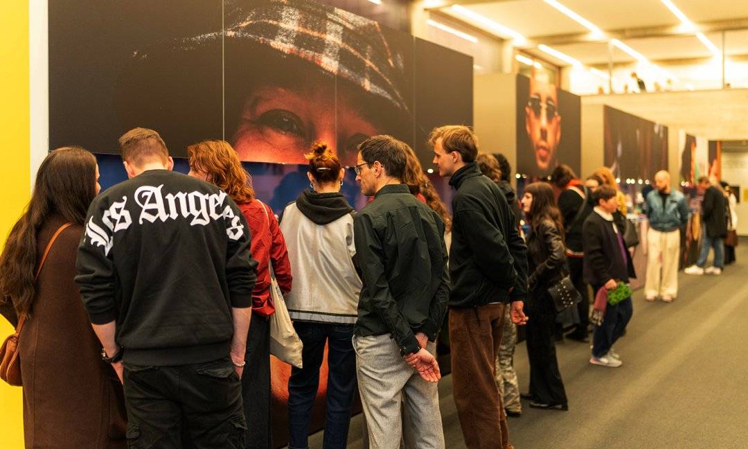 Ausstellungseröffnung Stories of HipHop (© SMP, Foto: Leonardo Formaro) Stories of HipHop im Schmuckmuseum Pforzheim vom 30.3.–29.6.2025
