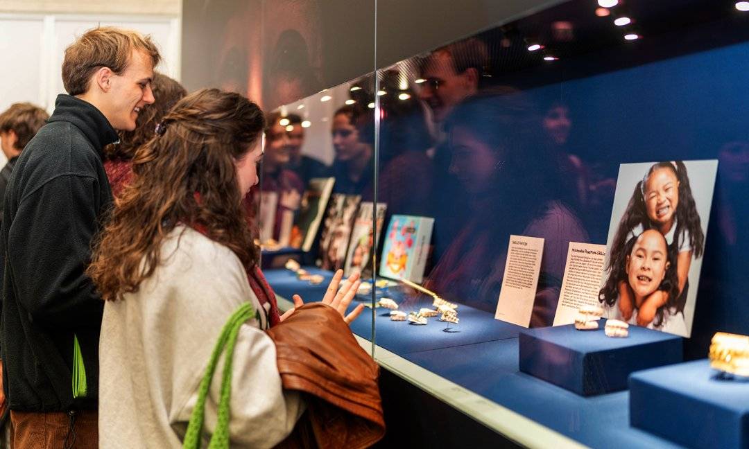 Ausstellung Stories of HipHop (© SMP, Foto: Leonardo Formaro) Stories of HipHop im Schmuckmuseum Pforzheim vom 30.3.–29.6.2025