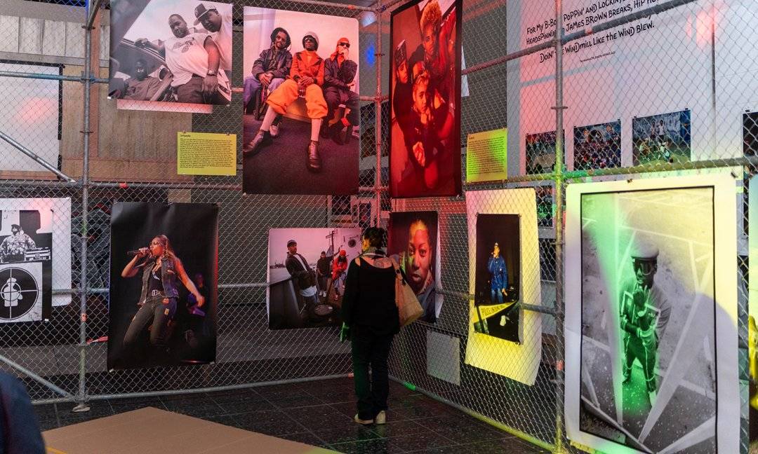 Ausstellung Stories of HipHop (© SMP, Foto: Leonardo Formaro) Stories of HipHop im Schmuckmuseum Pforzheim vom 30.3.–29.6.2025