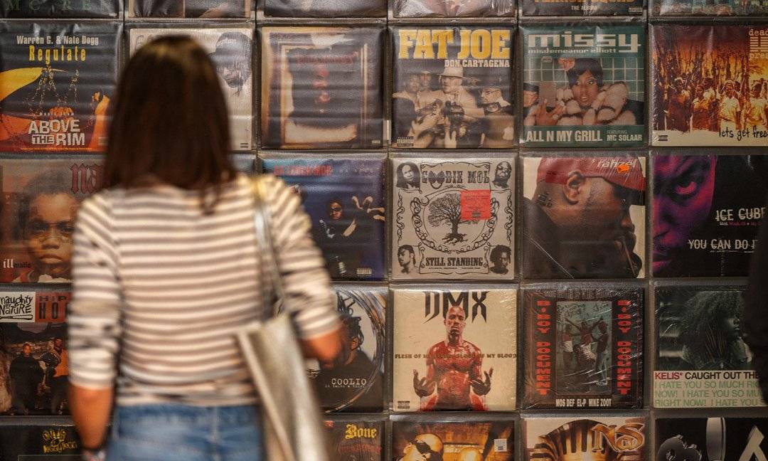 Ausstellung Stories of HipHop (© SMP, Foto: Leonardo Formaro) Stories of HipHop im Schmuckmuseum Pforzheim vom 30.3.–29.6.2025