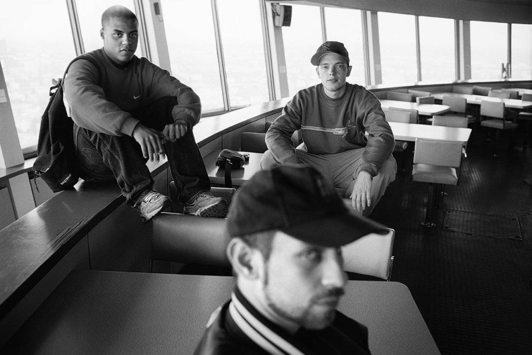 Absolute Beginer (© Mika Väisänen) Stories of HipHop im Schmuckmuseum Pforzheim vom 30.3.–29.6.2025