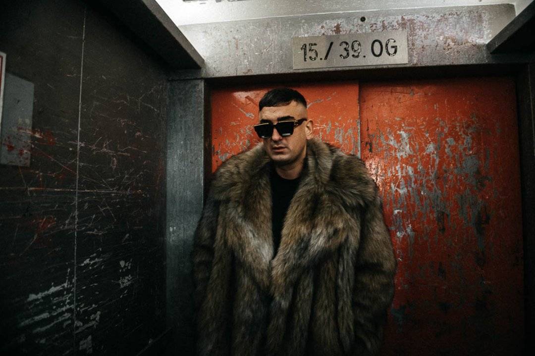 Haftbefehl (© ONDRO) Stories of HipHop im Schmuckmuseum Pforzheim vom 30.3.–29.6.2025