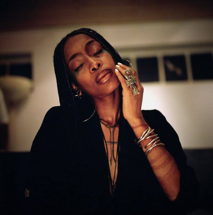 Erykah Badu (© Mika Väisänen) Stories of HipHop im Schmuckmuseum Pforzheim vom 30.3.–29.6.2025